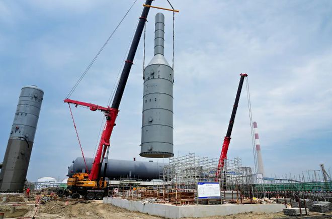 米乐M6网页版：总投资837亿元！华锦阿美精细化工及原料工程项目大型设备安装开始(图1)