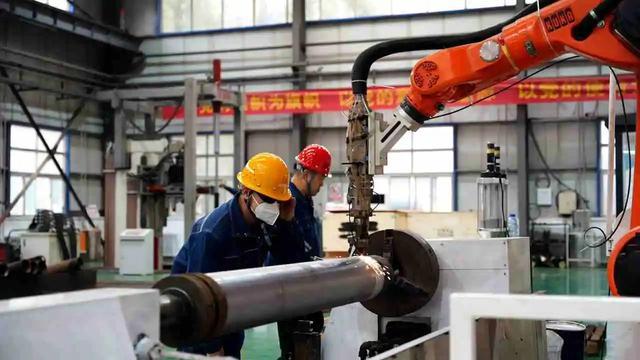 高质量发展看山西国企：潞安化工人不惧“烤”验奋战当“夏”(图1)