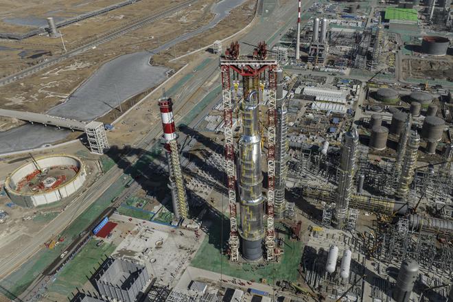 华锦阿美项目最大单体设备吊装成功(图3)