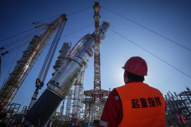 华锦阿美项目最大单体设备吊装成功(图2)