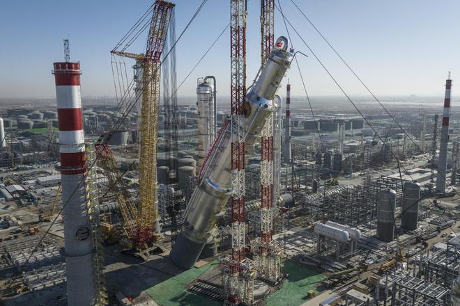 华锦阿美项目最大单体设备吊装成功(图1)