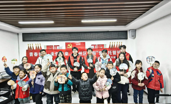 襄州区“寒假爱心托管班”开展“漆彩童韵·扇绘梦想”漆扇文化体验活动(图1)
