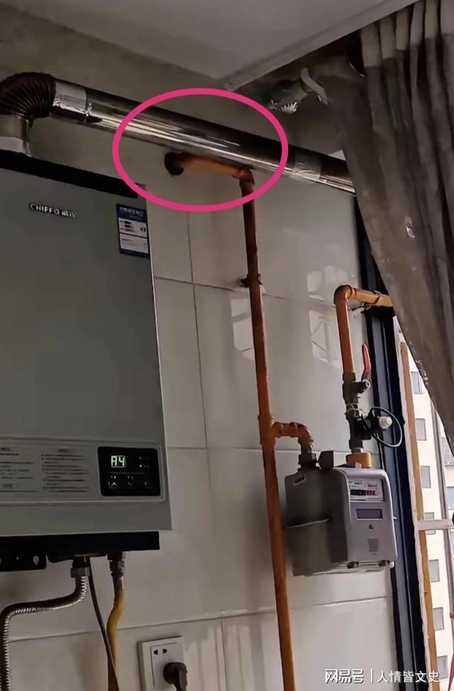 被停气了要求整改。之前因为厨房的空间问题把热水器安到阳台(图2)