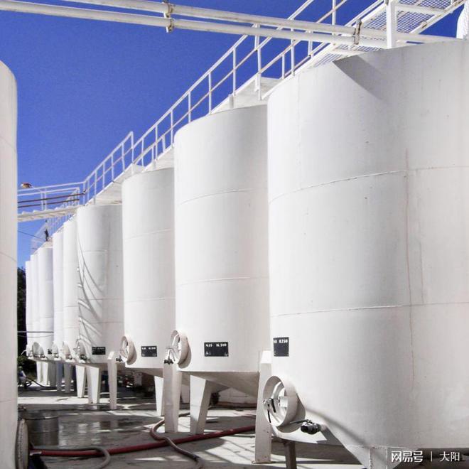 米乐M6平台：储罐内衬玻璃钢防腐涂料具有较高的拉伸强度和弯曲强度(图2)