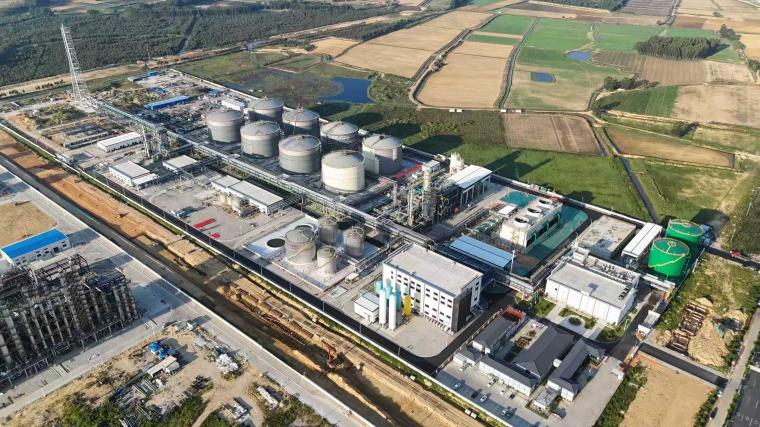 米乐M6：全球单套最大醋酸生产基地中交大港石化技术改造大设备吊装完成(图2)