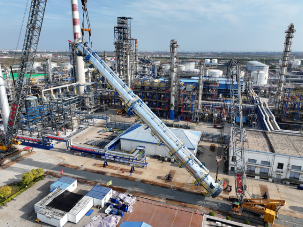 米乐M6：全球单套最大醋酸生产基地中交大港石化技术改造大设备吊装完成(图3)