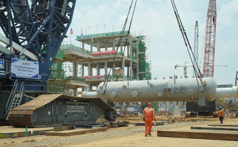 印尼巨港PUSRI-IIIB项目首台大型设备氨冷器吊装完成(图1)