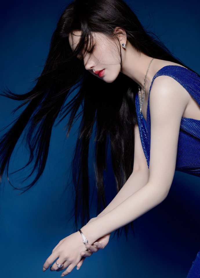 爸爸在前面开车妈妈座后面被儿子V(图1)