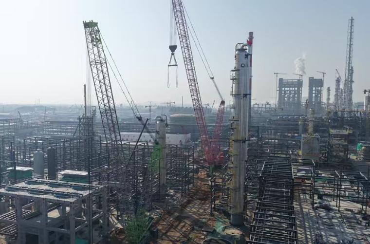 中煤榆林煤炭深加工基地完成关键设备集中吊装(图1)