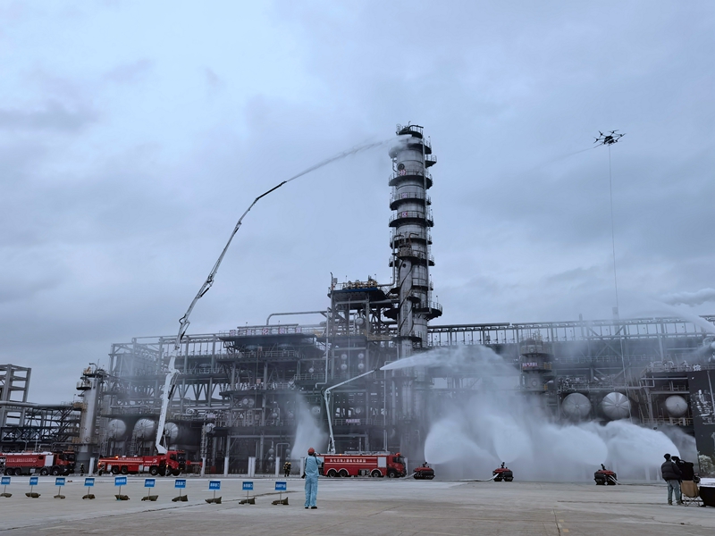 杭州湾化工基地跨区域突发环境事件应急演练举行(图1)