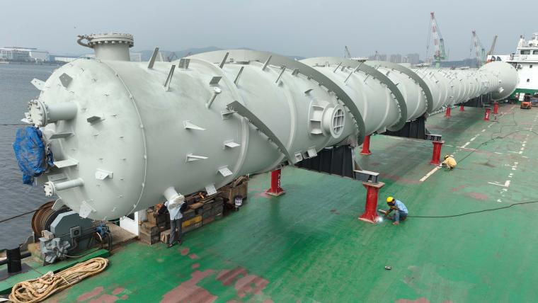 大连金重交付年产40万吨ɑ-烯烃装置两台核心设备(图1)