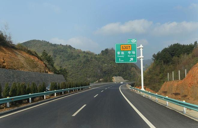 中国高速暗藏“战时跑道”玄机！郑民高速3600米跑道可起降运20服务区能停20架战机(图1)