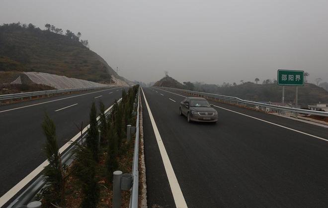 中国高速暗藏“战时跑道”玄机！郑民高速3600米跑道可起降运20服务区能停20架战机(图2)