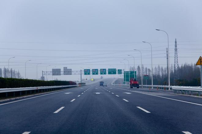 中国高速暗藏“战时跑道”玄机！郑民高速3600米跑道可起降运20服务区能停20架战机(图3)