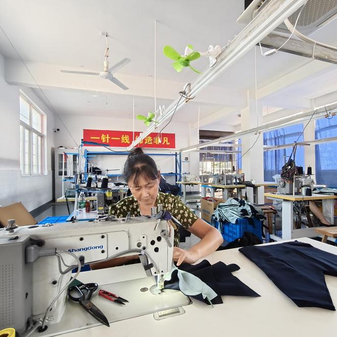 米乐M6网页版：浙江金裁服饰江西生产基地顺利投产(图3)