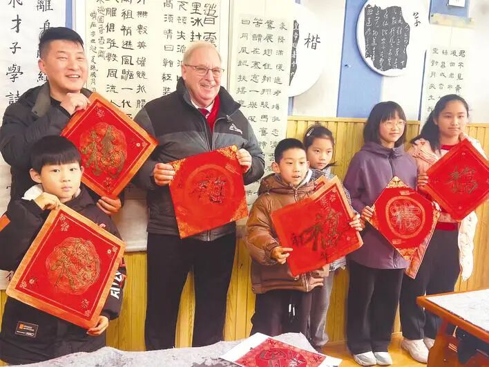 新春走基层丨“成为中国人”火了！老外涌进江边小城过年(图1)