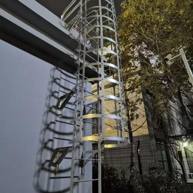 石家庄钢直梯生产厂家实力对比—河北荣锦玻璃钢有限公司领跑行业(图3)